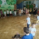 Dzieci tańczą do piosenki A ram sam sam.jpg