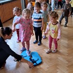 Próba chodzenia na wielkich stopach.jpg