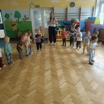 Wspólny taniec na zakończenie zabawy z okazji Dnia Przedszkolaka.jpg