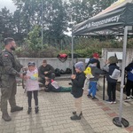Dzieci uczestniczą w wojskowym pokazie.