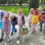 dzieci idą przez park .jpg