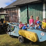 dzieci siedza na kopaczce do ziemniaków.jpg