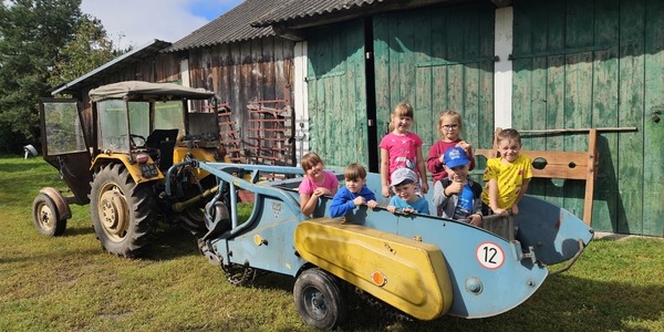 dzieci siedza na kopaczce do ziemniaków.jpg