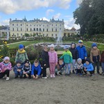 grupa dzieci w ogrodach Pałacu Branickich.jpg