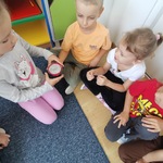 Dzieci oglądają jak wygląda smoczy owoc w środku.
