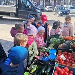 Dzieci przyszły na stragan owocowo-warzywny.
