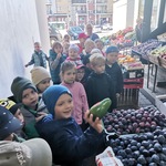 Dzieci pytają ile kosztuje awokado.