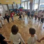 Dzieci przechodzą przez hula-hop