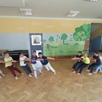 Dzieci przeciągają linę.