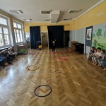 Dziecko rzuca woreczkiem do okręgu.