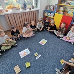 Dzieci podają przykłady przedmiotów w danym kolorze.