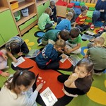 Dzieci w parach układają sudoku.
