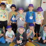 Chłopcy w kolorowych kapeluszach .jpg