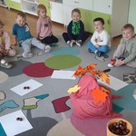 Dzieci układają kasztany na kartkach_.jpg