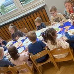 Dzieci jedzą posiłek. Blisko siebie i razem.jpg
