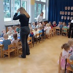 Grupa dzieci je posiłek. Budujemy relacje przy stole.jpg