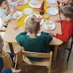 Dzieci jedzą śniadanie. Małe  gesty i wielkie relacje.jpg