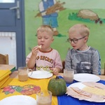 Dzieci jedzą przyrządzone śniadanie. Przyjaźń ma smak śniadania.jpg