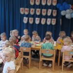 Grupa dzieci spożywa śniadanie. Przyjaźń zaczyna się razem.jpg
