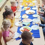 Dzieci spędzają wspólne chwil i tworzą bliskie relacje.jpg