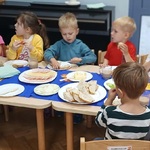 Grupa dzieci podczas wspólnego śniadania.jpg