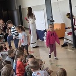 Dzieci z grupy Gumisiaki i Smerfy po zakończonym tańcu greckom Zorba..jpg