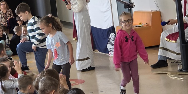 Dzieci z grupy Gumisiaki i Smerfy po zakończonym tańcu greckom Zorba..jpg