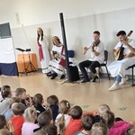 Zesół artystów z Filharmonii prezentuje dzieciom swoje umiejętności gry na instrumentach..jpg