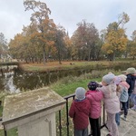 Dzieci oglądają jesienny krajobraz w parku.