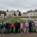Dzieci stoją na tle Parku Branickich