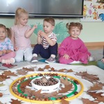 Dzieci siedzą  wokół jesiennej mandali.jpg