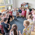 Dzieci śpiewają piosenkę.