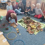Dzieci liczą przy pomocy materiału przyrodniczego.