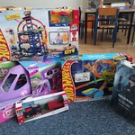 Samolot z akcesoriami i lalką Barbie, zestaw Hot Weels, lalka Wensday, traktor z przyczepką.