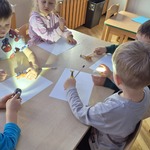 Dzieci odrysowują cień zwierząt .jpg