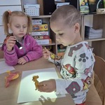 Dzieci odrysowują cień zwierzątka .jpg