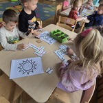 Dzieci bawią sie robotem Ozobot.jpg