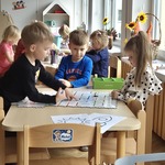 Dzieci układają ścieżkę dla Ozobota .jpg