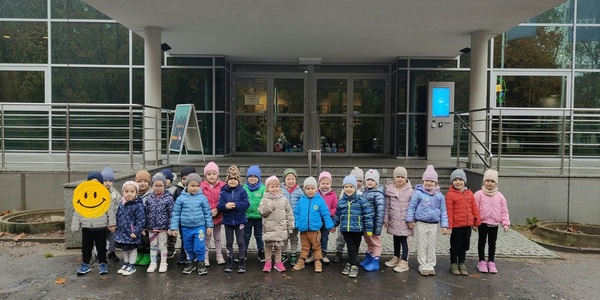 Grupa Jasia i Małgosi stoi przed wejściem do teatru.jpg