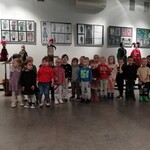 Dzieci stoją przed kukiełkami_ w głównym holu teatru.jpg