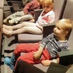 Dzieci siedzą w teatrze_.jpg