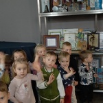 Grupa dzieci w holu BTL.jpg