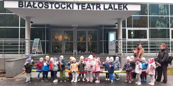 Grupa Kubusia Puchatka stoi przed wejściem do BTL.jpg