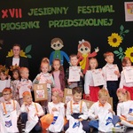 Dzieci z upominkami i dyplomami.