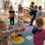 dzieci w zabawie z modelami wozów strażackich .jpg
