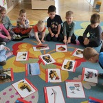 dzieci oglądają ilustracje różnych pojazdów .jpg