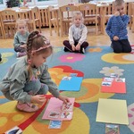 dziewczynka segreguje obrazki z pojazdami .jpg
