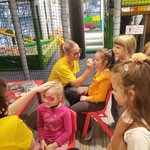 Dzieci malują twarze.