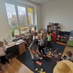 Dzieci grają na scenie,
