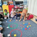 Dzieci segregują klocki wg określonej kategorii.